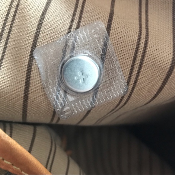 Camellia Flower Magnetic Vegan Leather Bag Charm - Picture 4 of 15